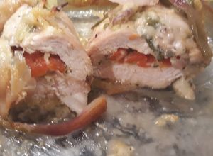 Una foto de Pollo relleno con provolone y morón