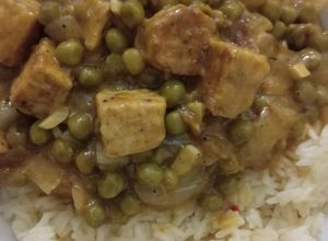 Una foto de Tempeh Tikka masala vegano