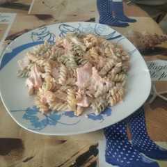Una foto de Espirales de tomate y espinacas con salmón