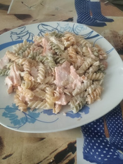 Una foto de Espirales de tomate y espinacas con salmón