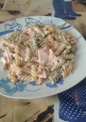 Una foto de Espirales de tomate y espinacas con salmón