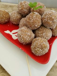 Una foto de Bolitas de turrón de galletas con coco