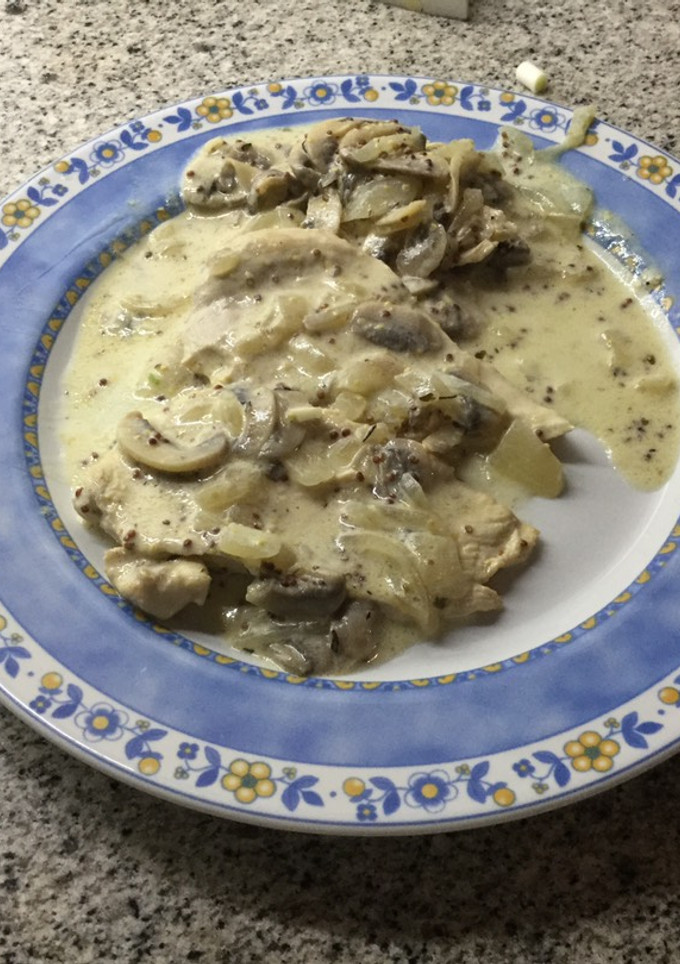 Una foto de Pechuga de pollo a la antigua con champiñones