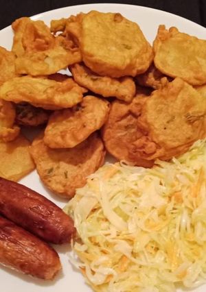 A picture of Bhajia with salad.