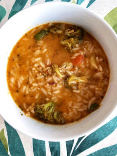 Una foto de Curry con pollo y verduras estilo thai
