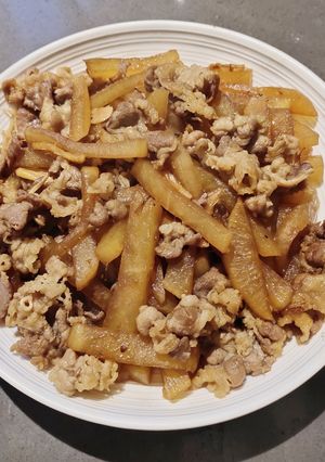 A picture of Beef Slices with Radish.