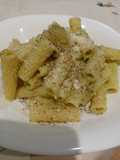 Tortiglioni con crema di broccoli, provola, patate e pepe nero