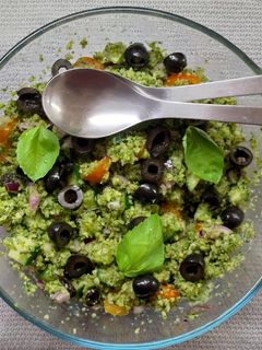Una foto de Cuscús de brócoli y verduras
