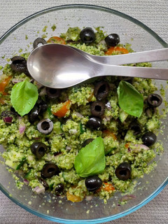 Una foto de Cuscús de brócoli y verduras