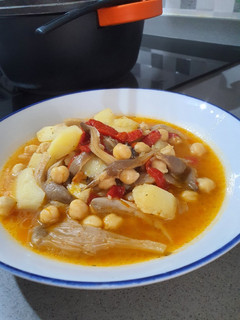 Una foto de Garbanzos con setas y pimiento de piquillo
