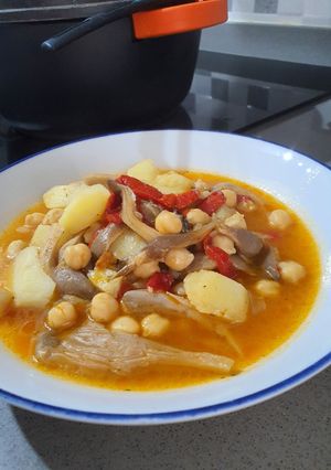 Una foto de Garbanzos con setas y pimiento de piquillo