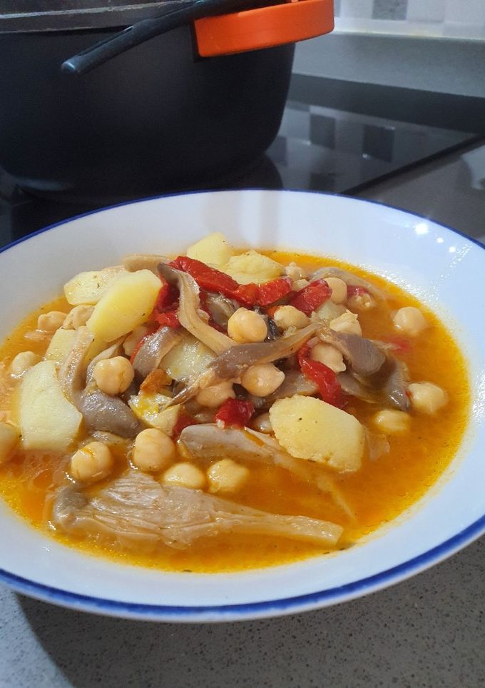 Una foto de Garbanzos con setas y pimiento de piquillo