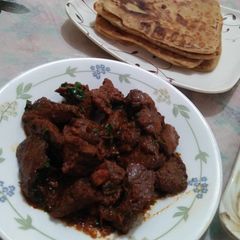 A picture of Chicken kaleji with paratha.