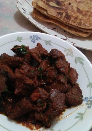 A picture of Chicken kaleji with paratha.