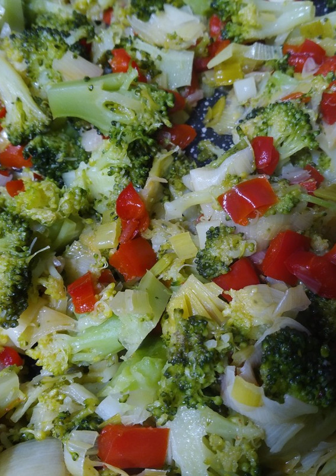 Una foto de Salteado de brócoli, puerro y pimiento rojo