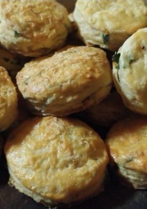 Una foto de Scones de Cheddar & Verdeo.. 🧀🌰