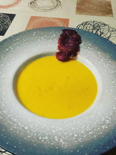 Una foto de Crema de verduras con crujiente de jamón