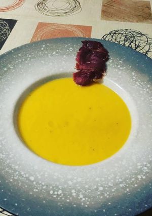 Una foto de Crema de verduras con crujiente de jamón