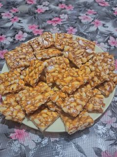 मूंगफली की चिक्की (moongfali ki chikki recipe in Hindi) रेसिपी मुख्य फोटो