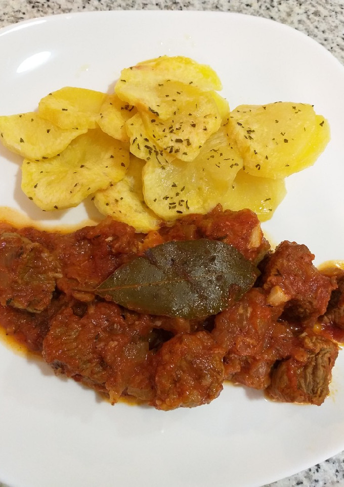 Una foto de Ternera al ajo en salsa