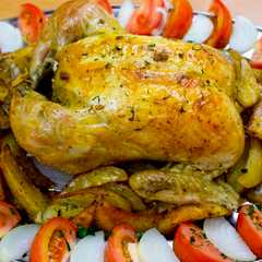 A picture of Pollo asado en bolsa con patatas al horno.