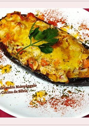 Una foto de Berenjenas rellenas con pollo y verduras