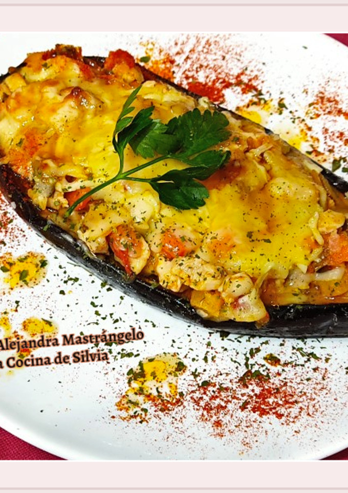 Una foto de Berenjenas rellenas con pollo y verduras