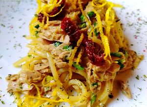 Foto di Spaghetti al Tonno con Pomodori Secchi Capperi Scorze di Limone