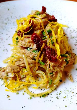 Foto di Spaghetti al Tonno con Pomodori Secchi Capperi Scorze di Limone
