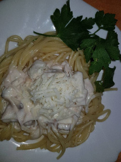 Una foto de Espaguetis carbonara con champiñones