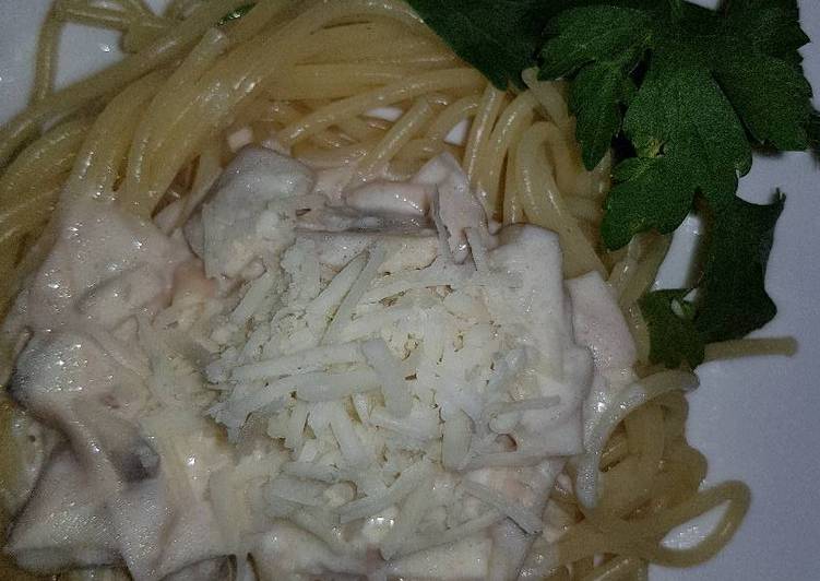 Espaguetis carbonara con champiñones