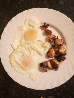 Una foto de Huevos fritos con ajos fritos
