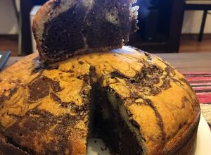Una foto de Torta marmolada esponjosa
