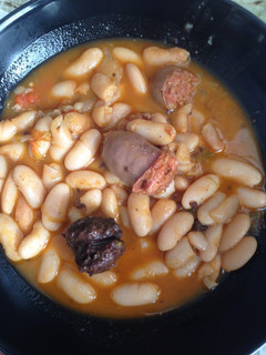 Una foto de Fabes con chorizo y morcilla