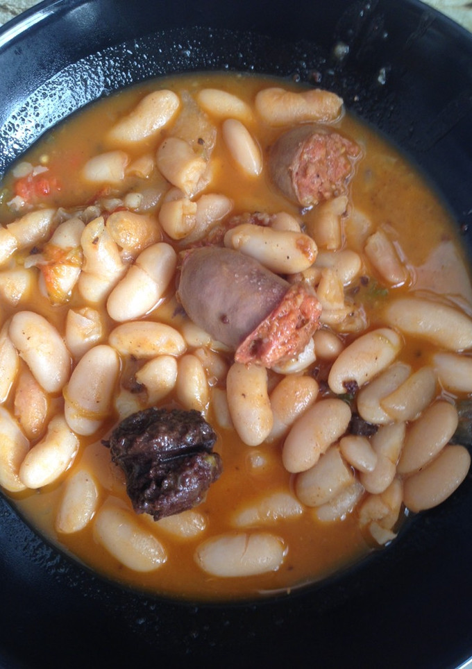 Una foto de Fabes con chorizo y morcilla