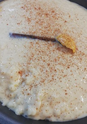 Una foto de Arroz con leche cremoso