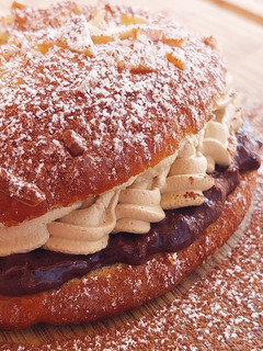 Una foto de Coca brioche de crema de café con ganache de chocolate negro y naranja
