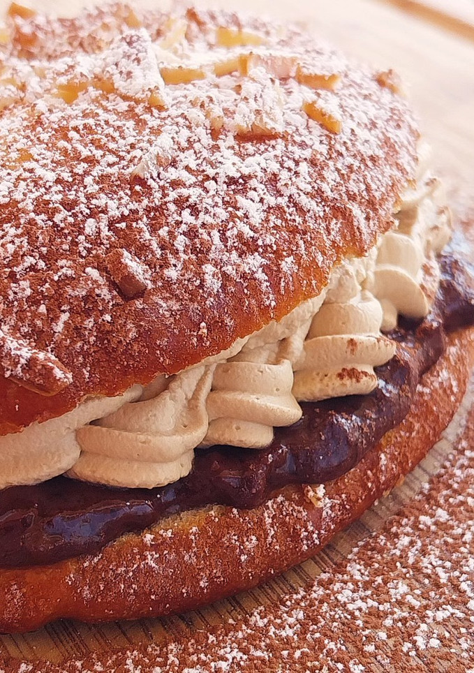 Una foto de Coca brioche de crema de café con ganache de chocolate negro y naranja