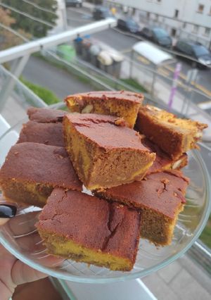 Una foto de Bizcocho bicolor con almendras y zanahoria