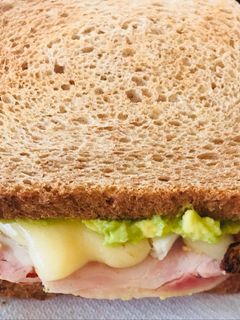 Una foto de Sándwich de aguacate y Pollo