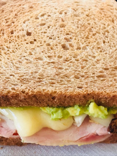 Una foto de Sándwich de aguacate y Pollo