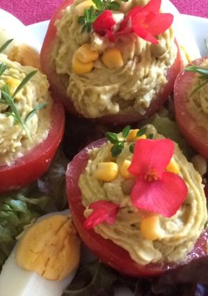 Una foto de Tomates rellenos "fin de mes"