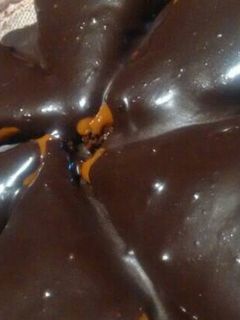 Una foto de Tarta de chocolate con dulce de leche y baño de chocolate
