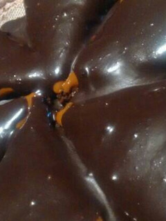 Una foto de Tarta de chocolate con dulce de leche y baño de chocolate