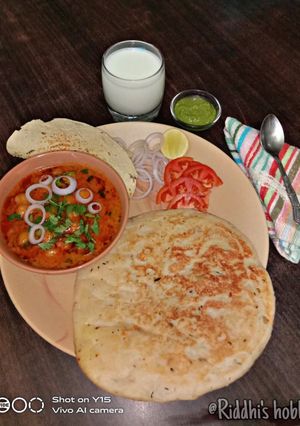 પંજાબી છોલે કુલચા (Punjabi chhole kulcha Recipe in Gujarati) રેસીપી મુખ્ય ફોટો