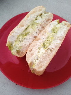 Una foto de Sándwich de guacamole y queso