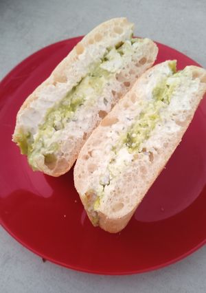 Una foto de Sándwich de guacamole y queso