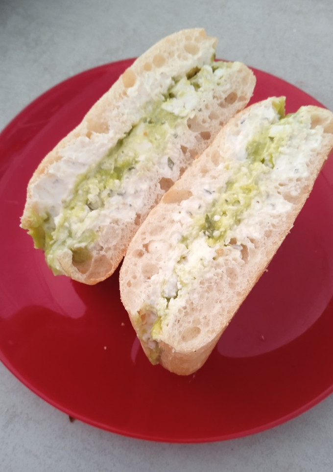 Una foto de Sándwich de guacamole y queso