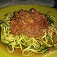 Fideos de zapallo italiano con carne de soya y salsa de tomate