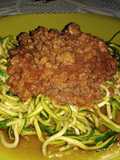 Fideos de zapallo italiano con carne de soya y salsa de tomate